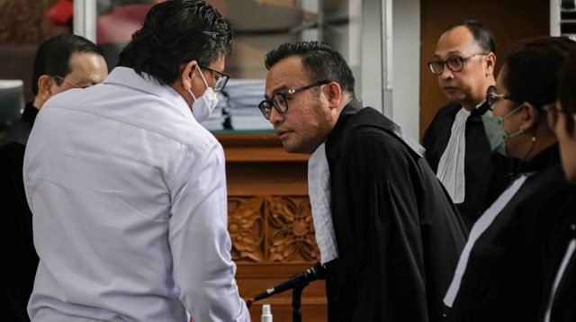 Terdakwa kasus pembunuhan berencana terhadap Nofriansyah Yousa Hutabarat atau Brigadir J, Ferdy Sambo (kiri) berbincang dengan tim penasehat hukum usai mendengarkan pembacaan tuntutan dari Jaksa Penuntut Umum di PN Jaksel, Selasa (17/1/2023). (Foto: ANTARA)
