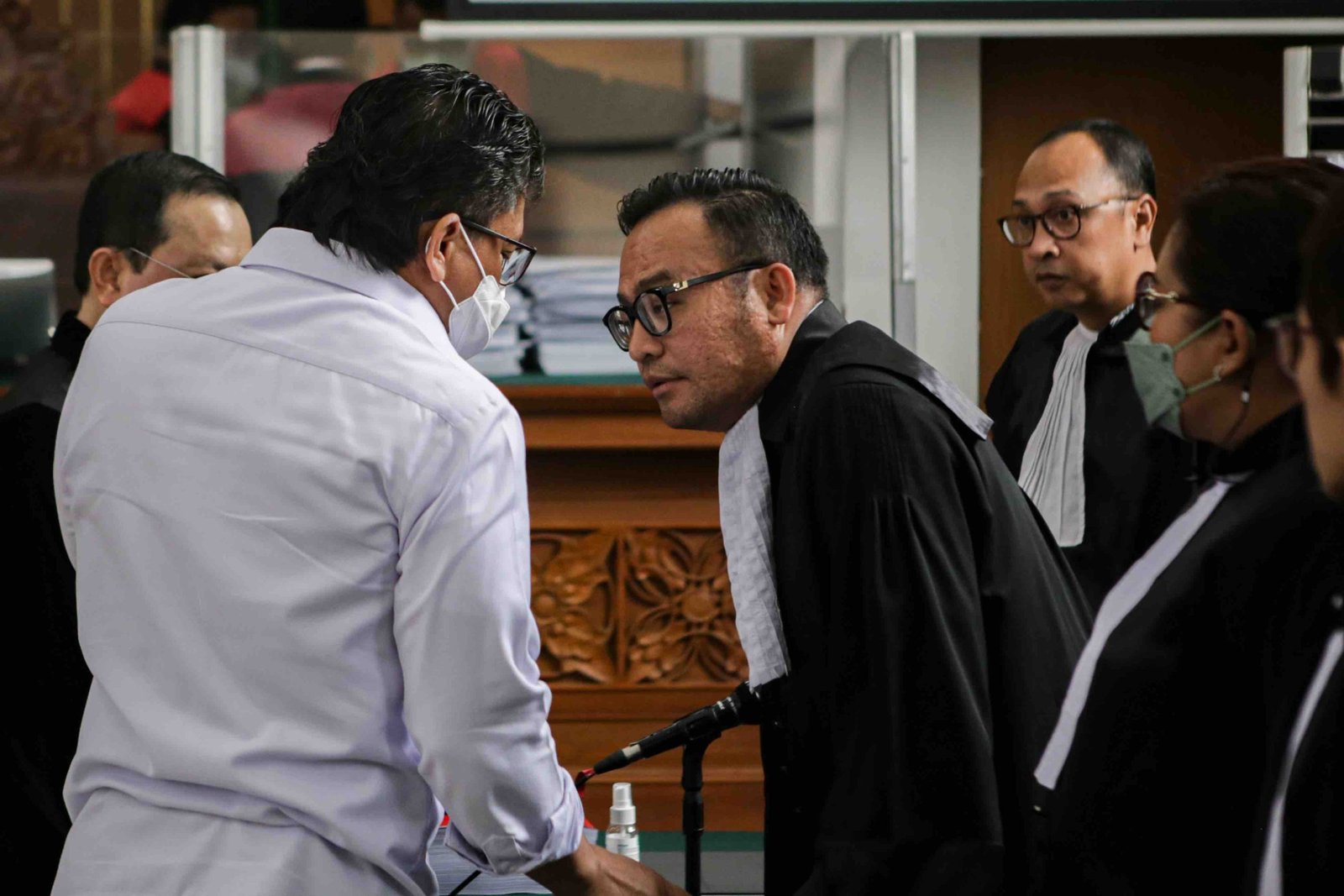 Terdakwa kasus pembunuhan berencana terhadap Nofriansyah Yousa Hutabarat atau Brigadir J, Ferdy Sambo (kiri) berbincang dengan tim penasehat hukum usai mendengarkan pembacaan tuntutan dari Jaksa Penuntut Umum di PN Jaksel, Selasa (17/1/2023). (Foto: ANTARA)