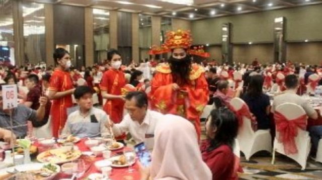 Dewa Rezeki (Cai Shen) Berbagi Angao pada perayaan menyambut Tahun Kelinci Air, Sabtu (21/1/2023) malam, di Ballroom lantai 3 Harper Hotel Palembang