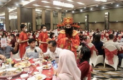 Dewa Rezeki (Cai Shen) Berbagi Angao pada perayaan menyambut Tahun Kelinci Air, Sabtu (21/1/2023) malam, di Ballroom lantai 3 Harper Hotel Palembang
