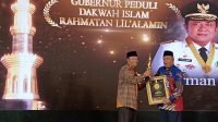 Analis Ahli Utama Pemprov Sumsel, Dr H Rosyidin Hasan MPdi mewakili Gubernur Sumsel H Herman Deru saat menerima penghargaan dari Ikatan Dai Indonesia