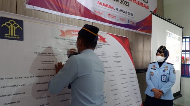 Suasana saat berlangsungnya Penandatanganan Komitmen Bersama Pembangunan Zona Integritas Tahun 2023, bertempat di aula Laperang Lapas Perempuan Palembang, Rabu (18/01/2023)