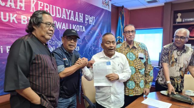 Ketua PWI Aceh, Nasir Nurdin menyerahkan dokumen pendaftaran sebagai calon tuan rumah Porwanas 2025 kepada Ketua Umum PWI Pusat, Atal S. Depari di Kantor PWI Pusat, Lantai IV Gedung Dewan Pers, Jakarta Pusat