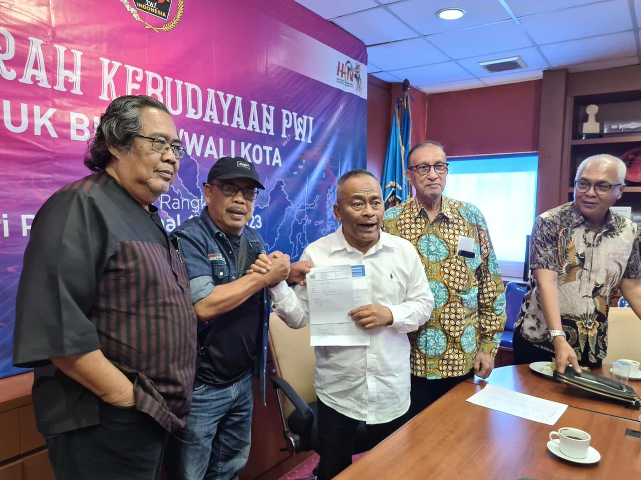Ketua PWI Aceh, Nasir Nurdin menyerahkan dokumen pendaftaran sebagai calon tuan rumah Porwanas 2025 kepada Ketua Umum PWI Pusat, Atal S. Depari di Kantor PWI Pusat, Lantai IV Gedung Dewan Pers, Jakarta Pusat