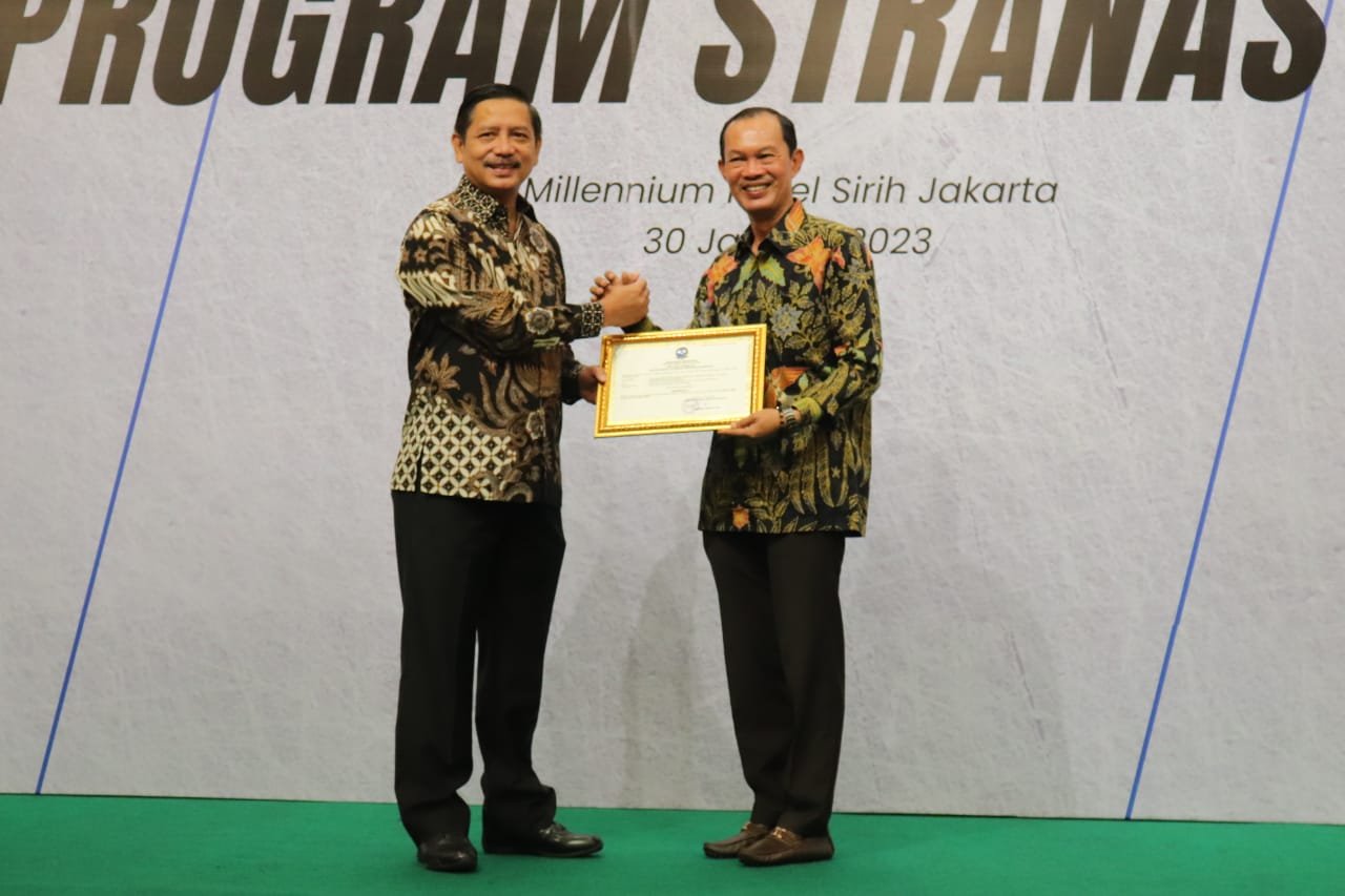 Wali Kota Palembang H Harnojoyo saat menerima pengharagaan Strategi Nasional Pencegahan Korupsi (Stranas PK) Terakreditasi A, Senin (30/1/2023) di Milenium Hotel Jakarta Pusat