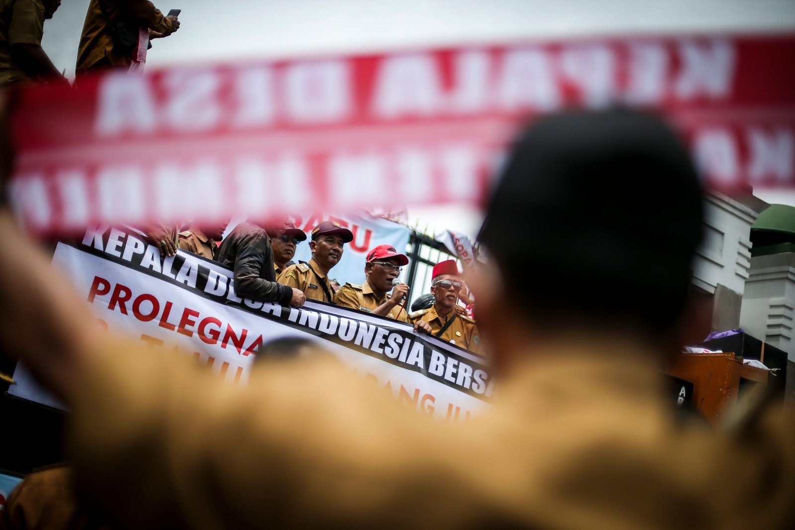 Massa dari Perkumpulan Aparatur Pemerintah Desa Seluruh Indonesia melakukan unjuk rasa di depan Gedung DPR, Senayan, Jakarta, Selasa (17/1/2023) (Foto: ANTARA)
