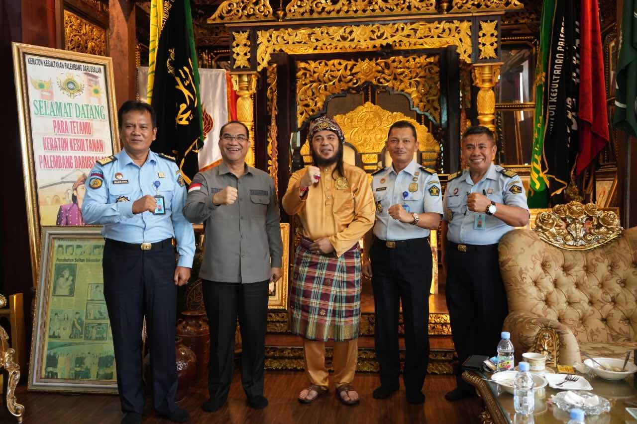 Kakanwil Kemenkumham Sumsel saat audiensi dengan Sultan Iskandar Mahmud Badaruddin