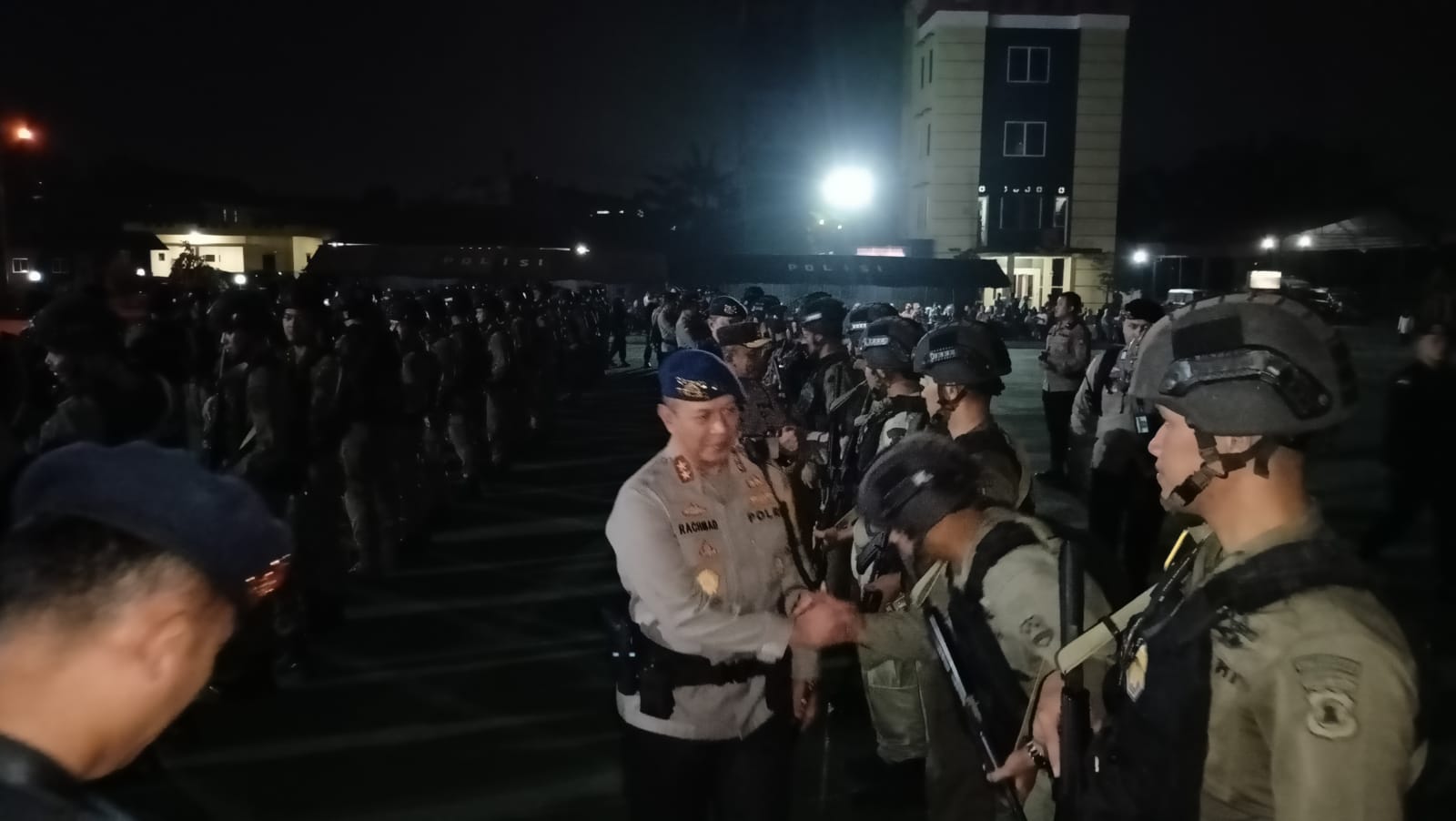 Kapolda Sumatera Selatan Irjen Pol. A Rachmad Wibowo SIK memimpin langsung Upacara Penyambutan Personel Korps Brimob Polda Sumsel BKO Polda Papua yang tergabung dalam Satuan Tugas Operasi Damai Cartenz-2022 Palembang, Sabtu (31/12/2022) malam