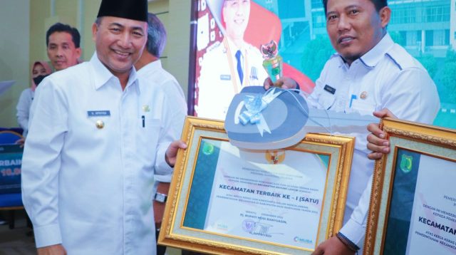 Pj Bupati Musi Banyuasin Apriyadi Mahmud, Rabu (4/1/2023) saat memberikan penghargaan kepada 3 kecamatan terbaik di Muba