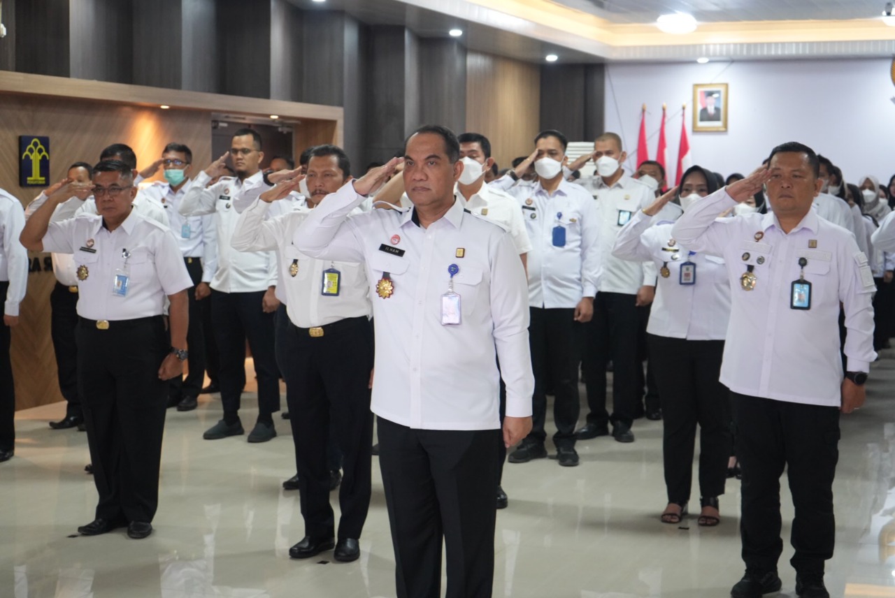 Kepala Kantor Wilayah Kementerian Hukum dan HAM Sumatera Selatan, Dr. Ilham Djaya beserta pegawai Kanwil Kemenkumham Sumsel mengiikuti apel awal tahun 2023, Rabu (4/1/2023) secara virtual