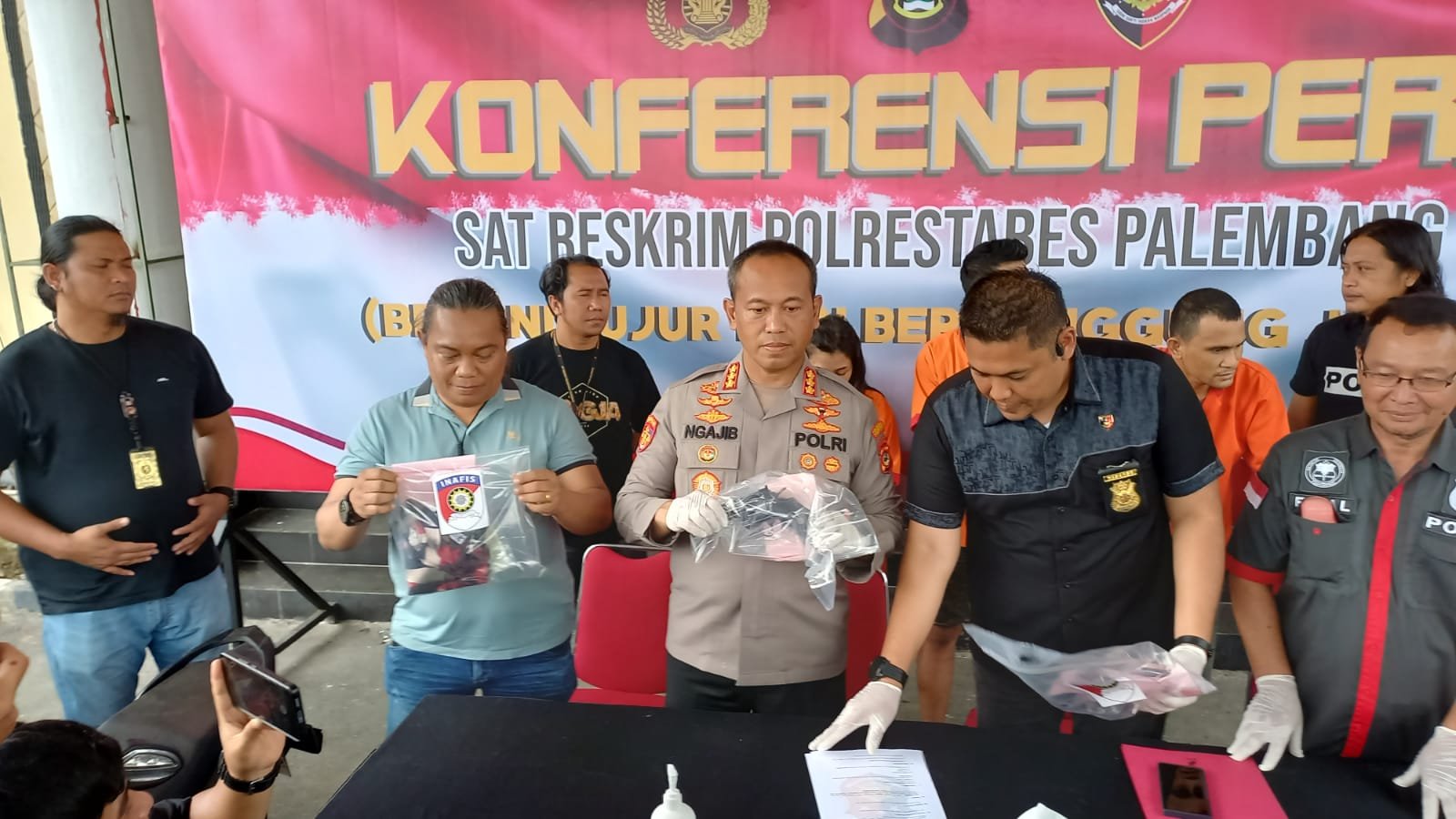 Unit Pidum dan Tekab 134 Sat Reskrim Polrestabes Palembang berhasil mengungkap dan menangkap 3 orang komplotan pemerasan dengan modus mengaku sebagai anggota Polri
