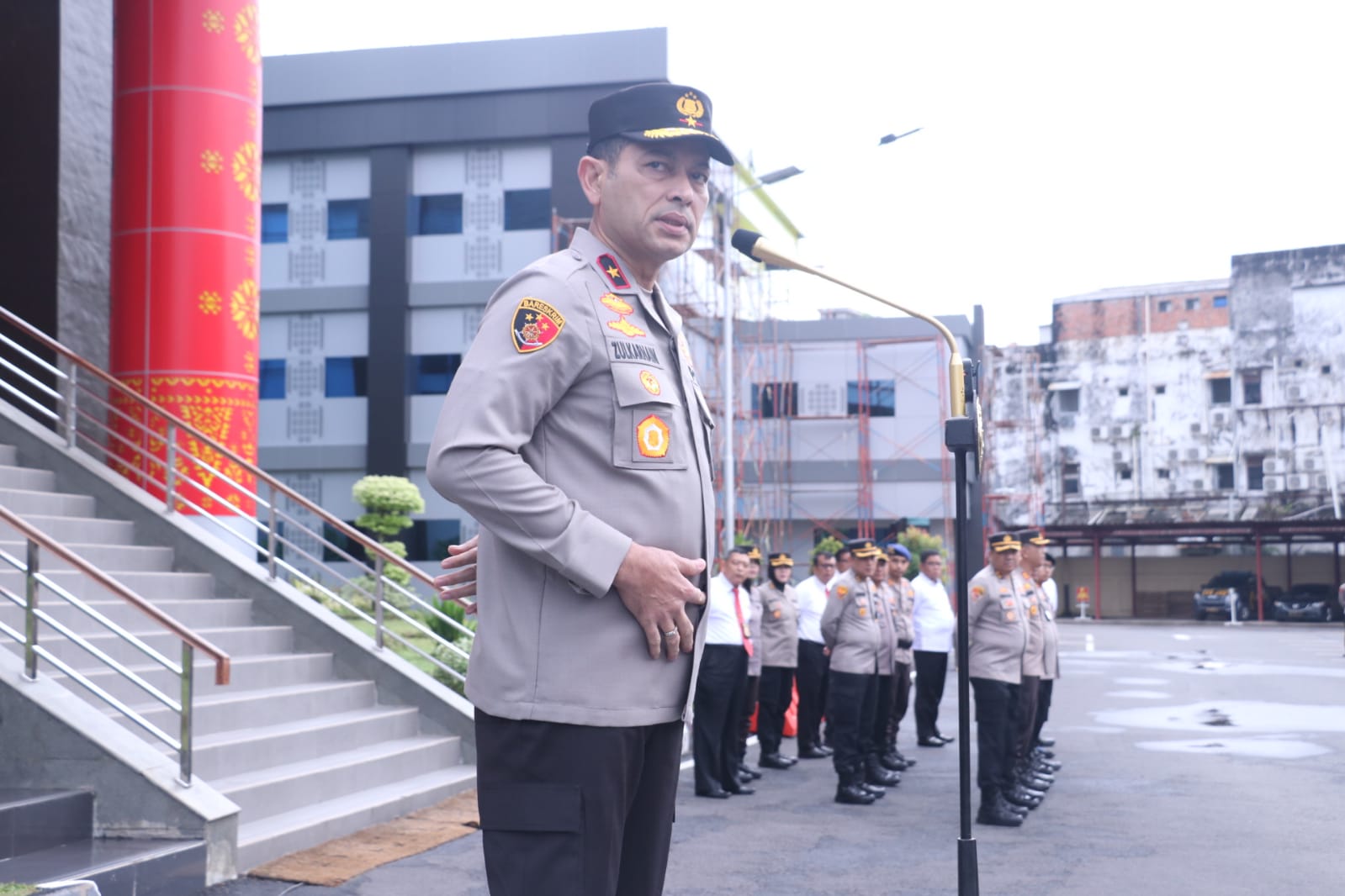 Wakapolda Sumsel Brigjen Pol M Zulkarnain SIK MSi memimpin apel pagi, Senin (9/1/2023) di lapangan Apel Mapolda Sumsel