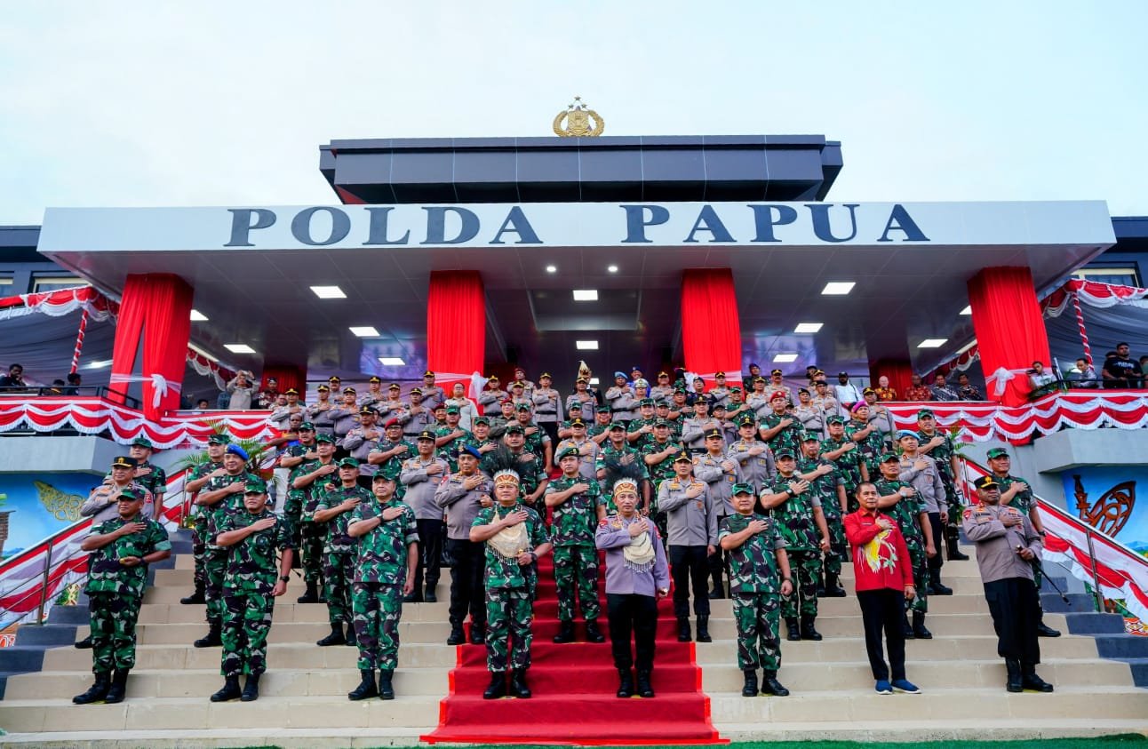 Kapolri Jenderal Listyo Sigit Prabowo, Panglima TNI Laksamana Yudo Margono hingga seluruh Kepala Staf TNI AD, AL dan AU meresmikan gedung baru Polda Papua, Minggu, (08/1/2023)