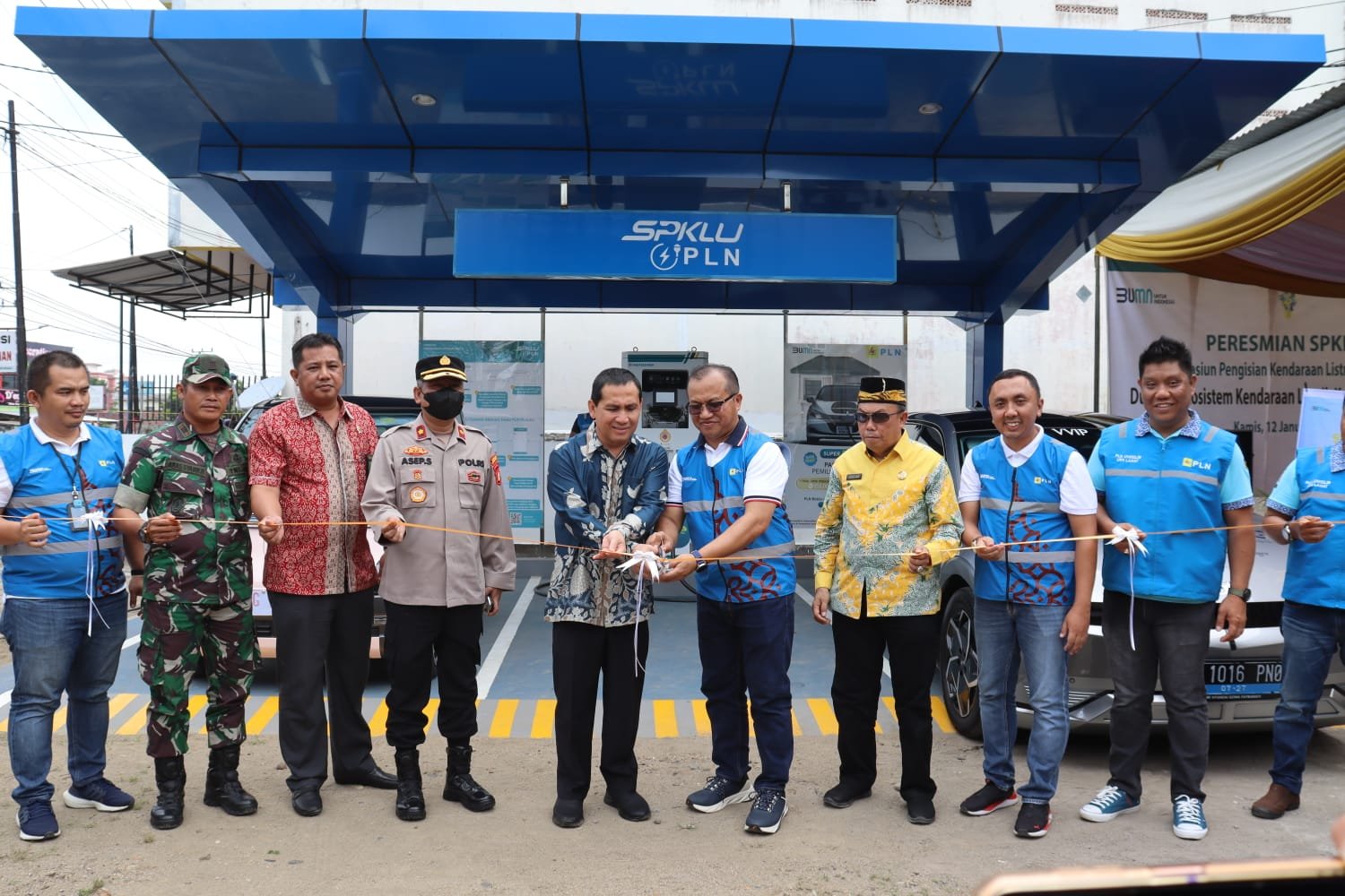 Walikota Lubuklinggau, Drs H SN Prana Putra Sohe MM didampingi, General Manager PLN UID S2JB, Amris Adnan, jajaran manajemen PLN serta Forkopimda Kota Lubuklinggau meresmikan SPKLU yang berlokasi di PLN ULP Lubuklinggau, Kamis, (12/1/2023).