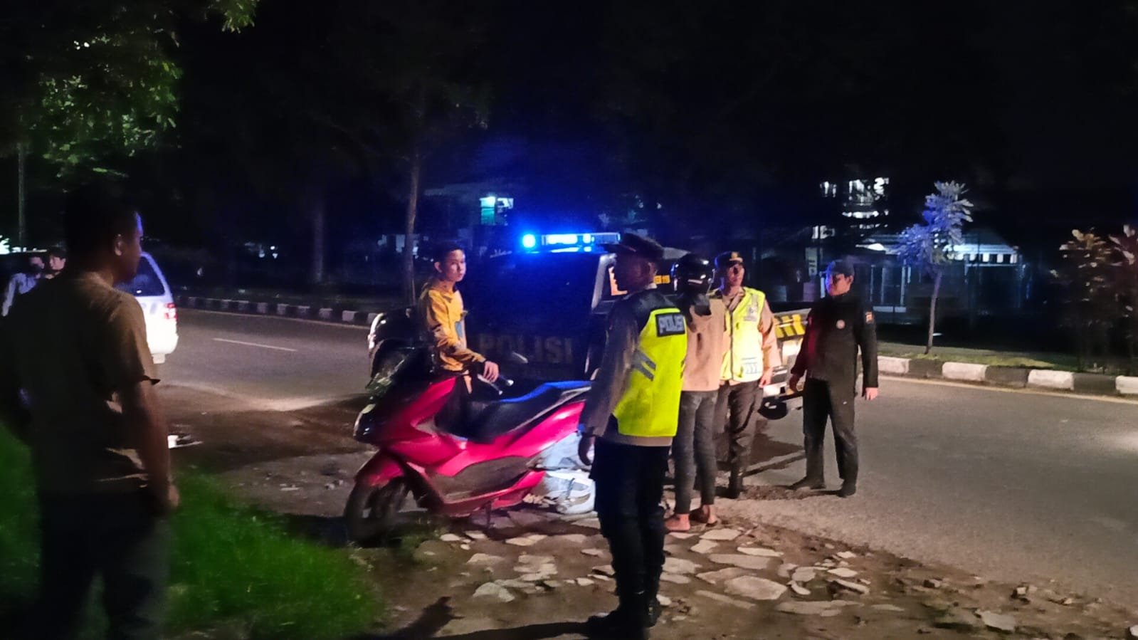 Personil Polsek Kalidoni saat razia KRYD, Sabtu (14/1/2023) malam di Jalan Celentang
