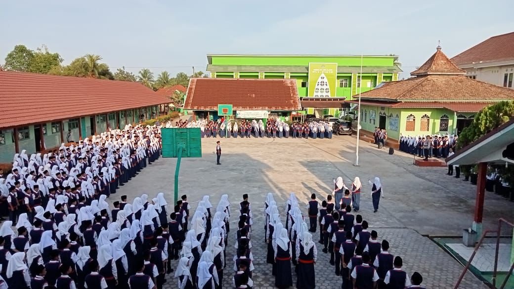 Polsek Tanjung Raja melaksanakan giat upacara di sekolah di Kecamatan Tanjung Raja Kabupaten Ogan Ilir, Senin (16/01/2023)