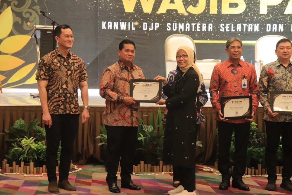 Bupati Banyuasin H Askolani saat menerima penghargaan pada Anugerah Pajak Daerah Tahun 2022, Kamis (19/1/2023) di Hotel The Zuri Palembang