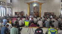 Personel Polres Pagaralam melaksanakan kegiatan pembinaan rohani dan mental (Binrohtal) di Masjid Al Hikma, Kamis (19/01/2023)