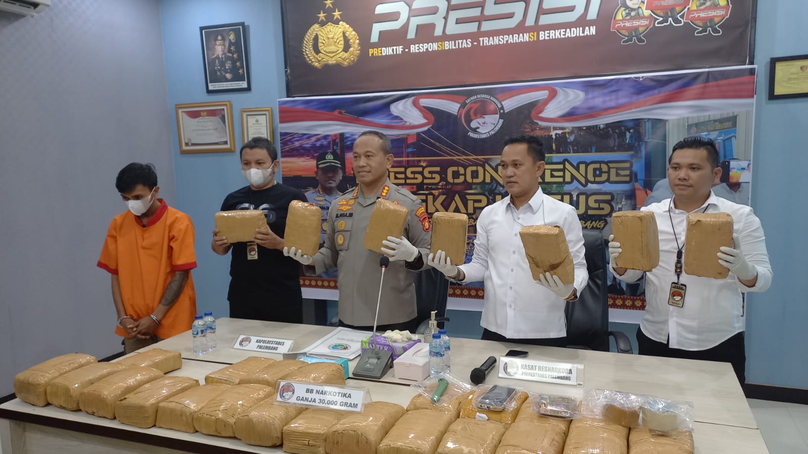 Kapolrestabes Palembang, Kombes Pol Mokhamad Ngajib didampingi Kasat Narkoba, AKBP Mario Ivanry dan Kanit IPTU Adrian saat konferensi pers, Senin (30/1/2023)