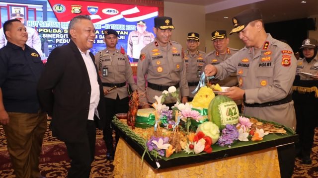 Kapolda Sumsel Irjen Pol A.Rachmad Wibowo SIK saat pemotongan tumpeng pada HUT ke-42 Satpam, Senin (30/1/2023)