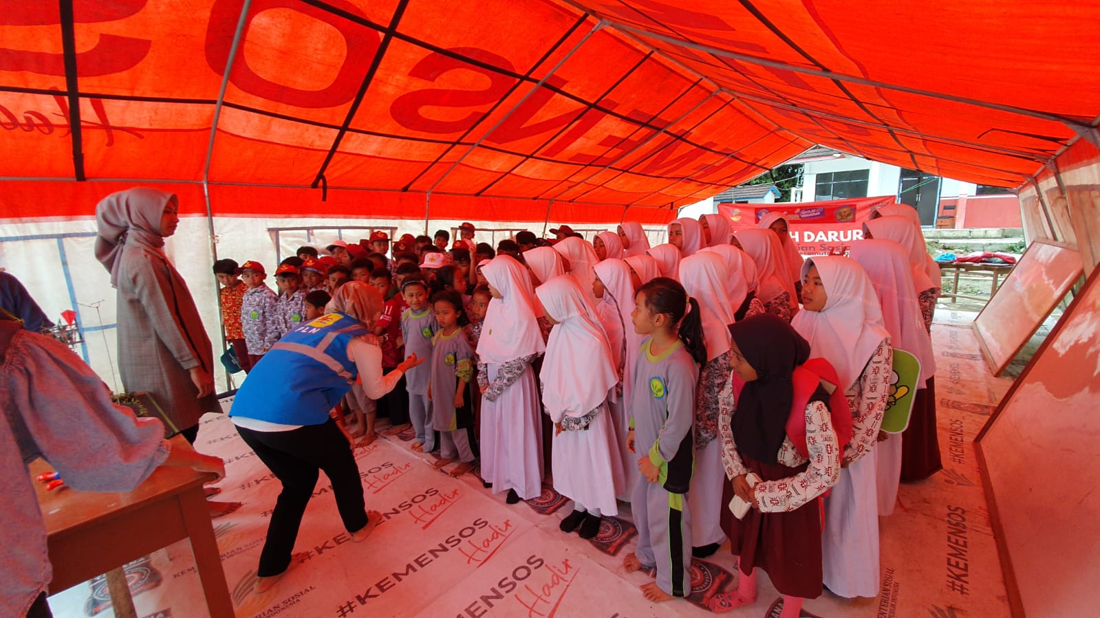 Pegawai PLN Mengajar di Sekolah Darurat di Kabupaten Cianjur