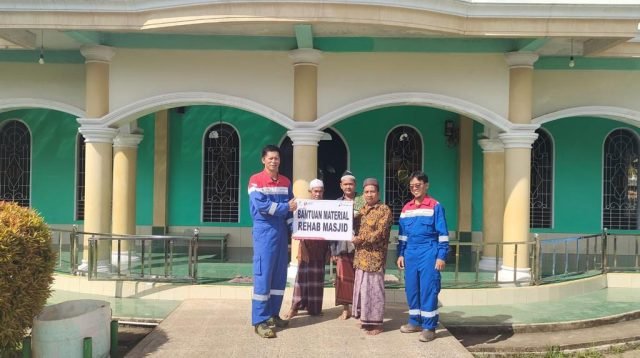 Field Manager Adera, Dody Tetra Atmadi, menyerahkan secara langsung bantuan tersebut kepada pengurus Masjid Al-Muttaqin, Suardin Yusuf Cece