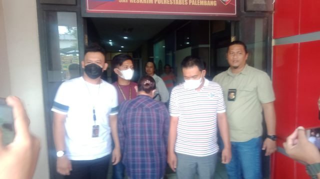 Pasutri copet di PTC Mall saat diamankan Tim Opsnal Unit Pidum dan Tekab 134 Sat Reskrim Polrestabes Palembang