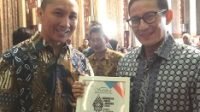 Senior Manager PEP Prabumulih Field, Jemy Oktavianto bersama Menparekraf RI Sandiaga S Uno usai menerima penghargaan di ajang Indonesia Green Awards (IGA) 2023