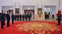 Presiden Jokowi lantik Menpora Dito Ariotedjo dan Kepala BNPT Rycko Amelza Dahniel, di Istana Negara, Jakarta, Senin (03/04/2023)