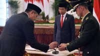 Presiden Jokowi lantik Kepala BNPT Komjen Rycko Amelza, di Istana Negara, Jakarta, Senin (03/04/2023)