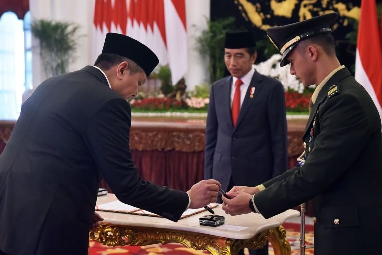 Presiden Jokowi lantik Kepala BNPT Komjen Rycko Amelza, di Istana Negara, Jakarta, Senin (03/04/2023)