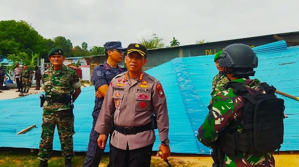 Aparat gabungan TNI Polri melakukan pembongkaran terhadap 7 bangunan yang menjadi markas gelper dan loket penjualan narkotika di Simpang Dam Kelurahan Muka Kuning Kota Batam