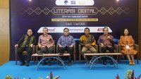 Anggota Bawaslu Puadi erfoto bersama narasumber lain dalam acara Literasi Digital Sektor Pemerintahan kepada Pegawai ASN dan SDM Kementerian Kominfo RI di Serpong, Kabupaten Tangerang, Senin (3/4/2022)