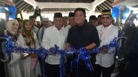 Herman Deru: PNSB Punya Peran Dalam Mempertahankan Label Zero Konflik di Sumsel #Resmikan Sekretarian PNSB 22.18 PALEMBANG - Gubernur Sumsel H Herman Deru meresmikan Sekretariat Paguyuban Nusantara Sumsel Bersatu (PNSB) di kawasan Jalan Diponegoro, Talang Semut Palembang, Minggu (9/4) petang. Dimana, peresmian Sekretariat PNSB itu ditandai dengan penandatanganan prasasti dan pemotongan pita yang dilakukan langsung oleh orang nomor satu di Bumi Sriwijaya tersebut. Pada kesempatan itu, Gubernur Herman Deru mengatakan, sekretariat tersebut dapat menjadi pusat konsolidasi sejumlah paguyuban yang tergabung dalam PNSB dalam mengatasi berbagai persoalan dan menentukan arah kebijakan paguyuban. "Ada 51 paguyuban yang tergabung dalam PNSB ini baik, paguyuban kesukuan, budaya, adat, dan agama. Dan tempat ini akan menjadi epicentrum paguyuban tersebut dalam mengkonsolidasikan semua persoalan baik yang berkaitan dengan adat, budaya, umat dan lainnya," kata Herman Deru. Dengan begitu, semua perbedaan akan dapat disatukan dan bahkan menjadi kekuatan baru dalam mempertahankan kerukunan antar masyarakat. "Perbedaan budaya, suku, adat, agama dapat menjadi kekuatan jika disatukan. Apalagi, Sumsel sendiri memang dikenal heterogen dengan berbagai budaya, suku, serta adat istiadat yang ada di daerah ini. PNSB merupakan wadah bagi puluhan paguyuban yang tergabung untuk menyatukan perbedaan tersebut, sehingga memperkuat kerukunan antar masyarakat di Sumsel," terangnya. Kerukunan tersebut, dibuktikan dengan minimnya konflik antar masyarakat baik masyarakat asli maupun masyarakat daerah lain yang bermukim di Sumsel. "Hingga saat ini Sumsel tetap menjadi daerah zero konflik dan ini diakui negara. Namun hal ini tidak semata-mata terjadi tanpa adanya upaya bersama untuk mempertahankannya. PNSB dan paguyuban di dalamnya punya peran dalam mempertahankan zero konflik ini," tuturnya. Sementara itu, Ketua Umum DPP PNSB H Syahrial Oesman mengatakan, sejak awal PNSB telah berkomitmen untuk membantu pemerintah dan membangun daerah ini. "Termasuk untuk mempertahankan zero konflik ini. Kita yang ada di PNSB sangat berkomitmen untuk terus membantu pemerintah memajukan daerah ini," katanya. Hadir dalam kesempatan itu, Anggota DPRD Sumsel Ahmad Firdaus dan Antoni Yuzar, Sekjen PNSB Raimar Yousnaidi, Bendahara Umum PNSB Darwis Hidayat, serta Ketua PNSB Kota Palembang Hadi Prayogo
