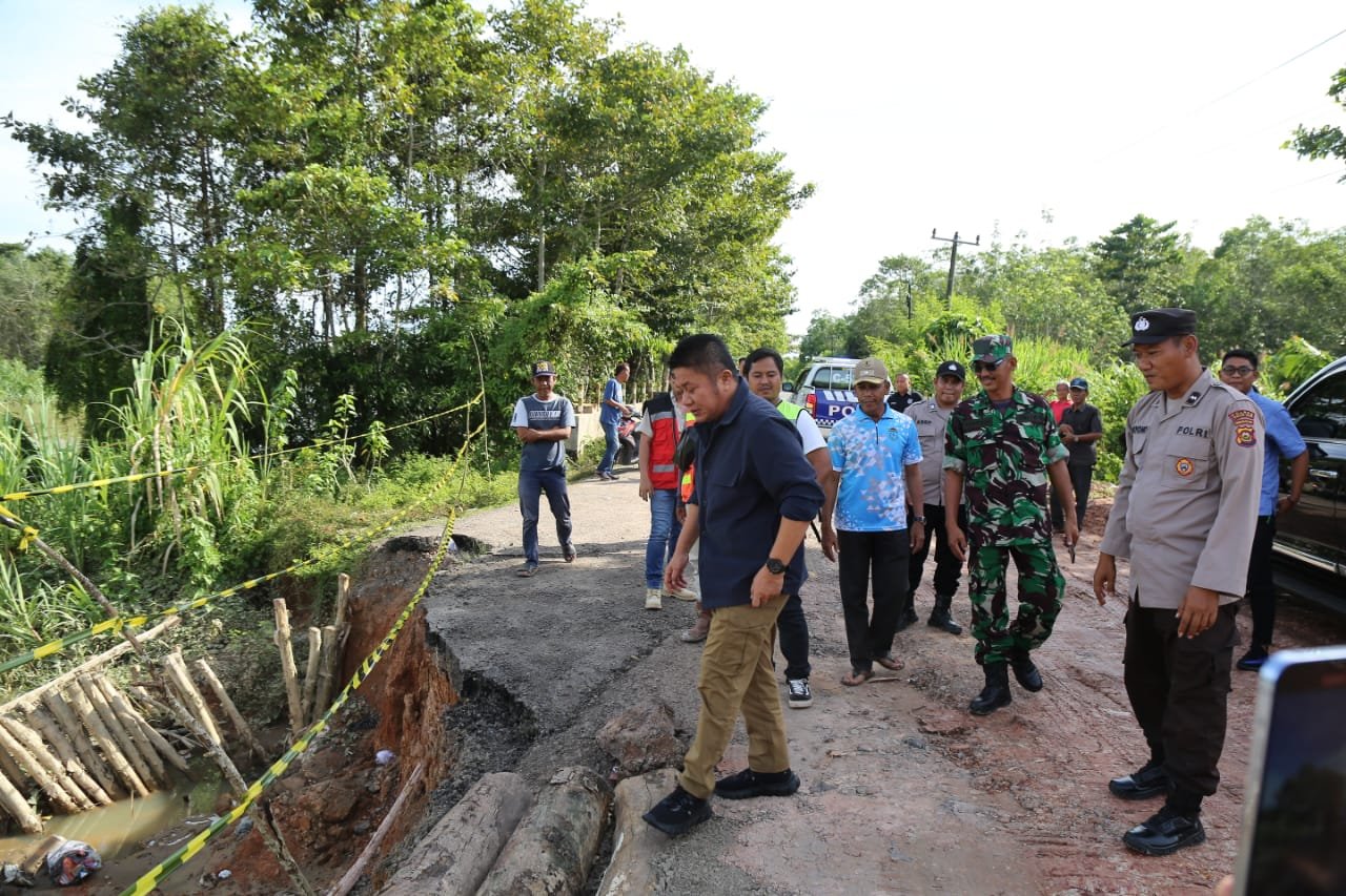 Gubernur Sumatera Selatan (Sumsel) H. Herman Deru, Sabtu (1/4) siang meninjau lokasi jalan provinsi yang amblas di Desa Kuang Anyar