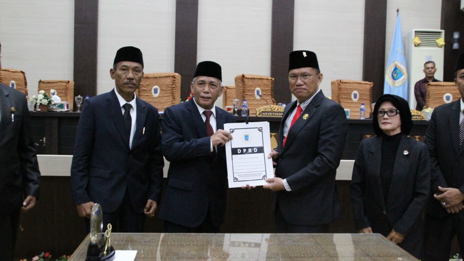 Bupati OKI Iskandar SE saat menghadiri Rapat Paripurna DPRD OKI.