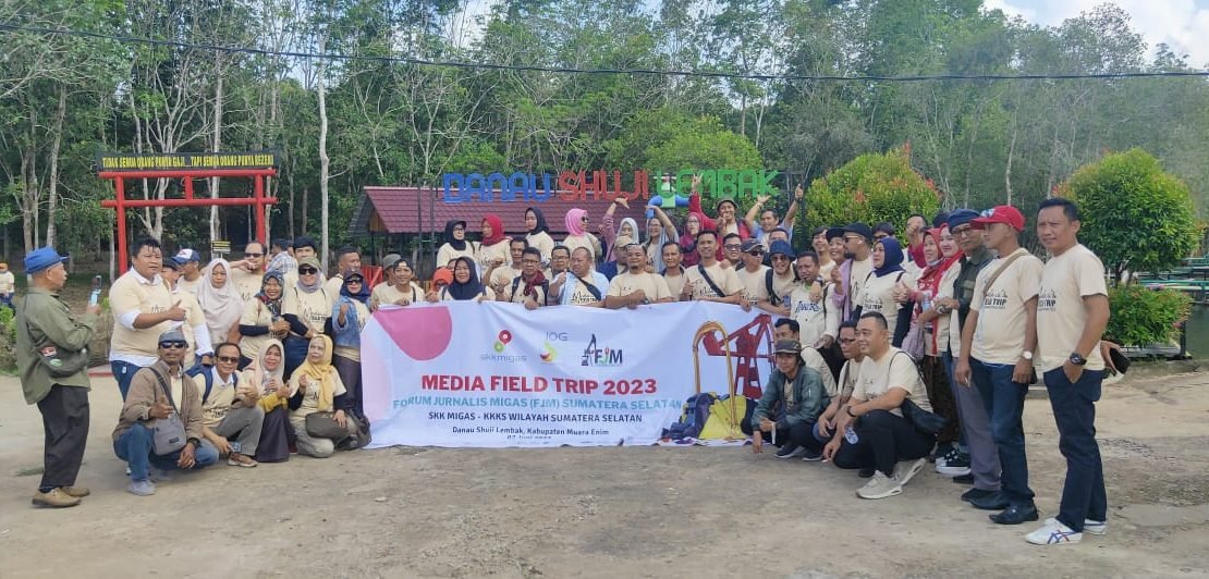 SKK Migas Perwakilan Sumbagsel - KKKS Wilayah Sumsel melakukan kegiatan Media Engagement melalui Field Trip dengan Forum Jurnalis Migas (FJM) di Danau Shuji Lembak, salah satu wilayah mitra binaan PHR Zona 4, Rabu, (7/06)