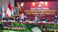 Ketua KPU RI Hasyim Asy'ari bersama komisioner KPU pusat lainnya saat membuka Rapat Pleno Terbuka Daftar Pemilih Tetap (DPT) Pemilu Tahun 2024, di Jakarta, Minggu (2/7/2023).