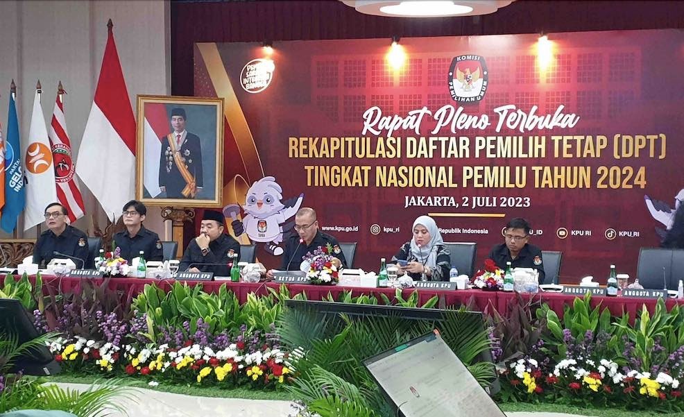 Ketua KPU RI Hasyim Asy'ari bersama komisioner KPU pusat lainnya saat membuka Rapat Pleno Terbuka Daftar Pemilih Tetap (DPT) Pemilu Tahun 2024, di Jakarta, Minggu (2/7/2023).