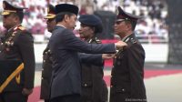 Presiden menyematkan Tanda Kehormatan Bintang Bhayangkara Nararya kepada anggota Polri, Sabtu (01/07/2023), di GBK Jakarta