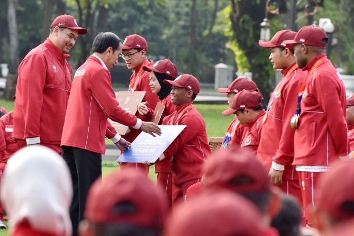Presiden Jokowi memberikan bonus bagi atlet ASEAN Para Games 2023, Senin (03/07/2023), di Jakarta, Senin (03/07/2023) pagi. (Foto: Humas Setkab)