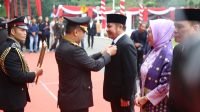 Gubernur Sumsel H. Herman Deru kembali mendapat kehormatan dengan mendapatkan Pin Emas dari Kepala Kepolisian Negara Republik Indonesia (Kapolri)