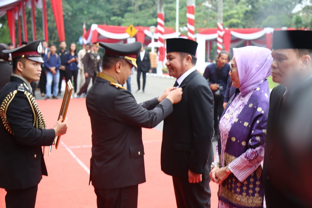 Gubernur Sumsel H. Herman Deru kembali mendapat kehormatan dengan mendapatkan Pin Emas dari Kepala Kepolisian Negara Republik Indonesia (Kapolri)