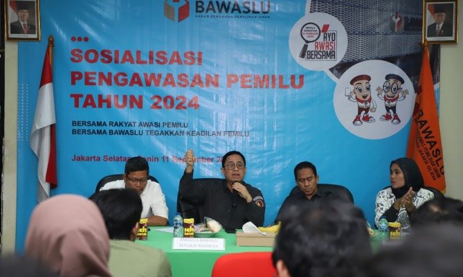 Anggota Bawaslu Puadi dalam Sosialisasi Pengawasan Pemilu 2024 di Bawaslu Kota Jakarta Selatan, Senin (11/9/2023)