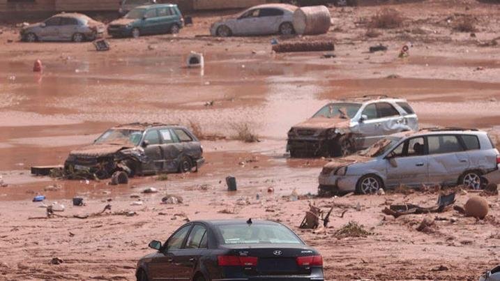 Sedikitnya 2.000 orang tewas dan ribuan lainnya hilang setelah banjir besar melanda Kota Derna karena badai besar dan hujan