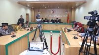 Ketua Bawaslu Rahmat Bagja, bersama Anggota Bawaslu Puadi memutuskan KPU (terlapor) dengan secara sah dan meyakinkan melakukan pelanggaran administrasi Pemilu 