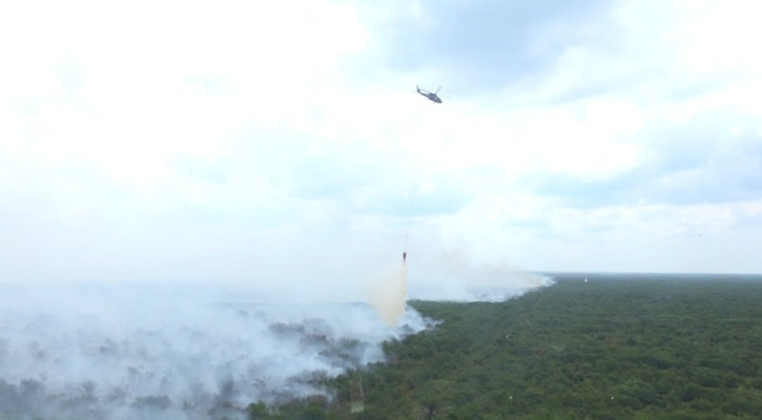 Upaya tim operasi udara menggunakan helikopter water bombing dalam pemadaman kebakaran hutan dan lahan di wilayah provinsi Sumatera Selatan, Selasa (12/9/2023)