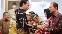 Wali kota Palembang, Harnojoyo, menerima piala penghargaan TPID Kabupaten/Kota Terbaik Wilayah Sumatera Tahun 2022 yang diberikan langsung oleh Presiden Joko Widodo pada Rakornas Pengendalian Inflasi Tahun 2023 di Istana Negara Jakarta, Kamis (31/08)