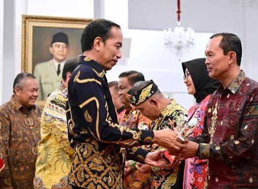 Wali kota Palembang, Harnojoyo, menerima piala penghargaan TPID Kabupaten/Kota Terbaik Wilayah Sumatera Tahun 2022 yang diberikan langsung oleh Presiden Joko Widodo pada Rakornas Pengendalian Inflasi Tahun 2023 di Istana Negara Jakarta, Kamis (31/08)