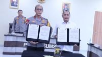 Kapolda Sumsel, Irjen Pol Rachmad Wibowo SIK melakukan penandatanganan Perjanjian Kerja Sama (PKS) dengan Ketua KPU Sumsel Andika Pranata Jaya